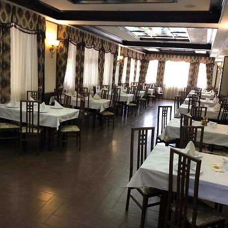 Hotel Onix Roman Bagian luar foto