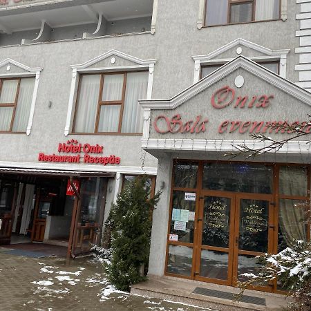 Hotel Onix Roman Bagian luar foto