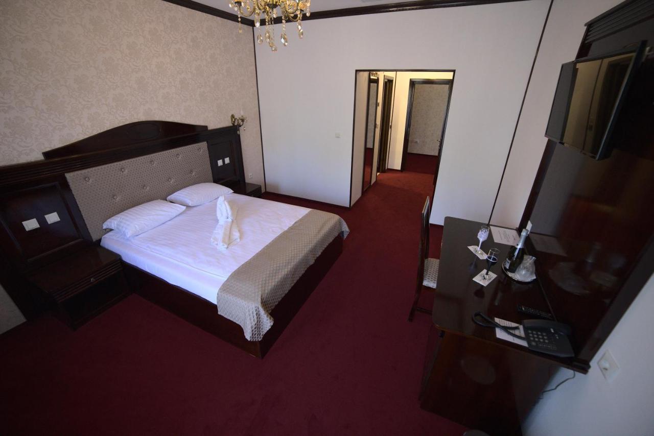 Hotel Onix Roman Bagian luar foto