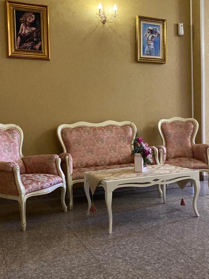 Hotel Onix Roman Bagian luar foto