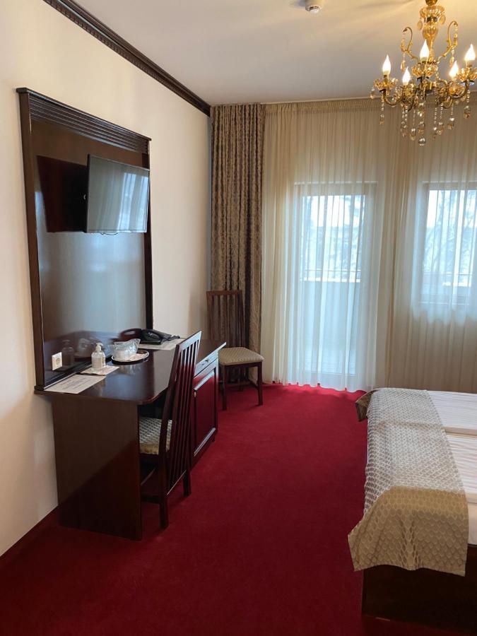 Hotel Onix Roman Bagian luar foto
