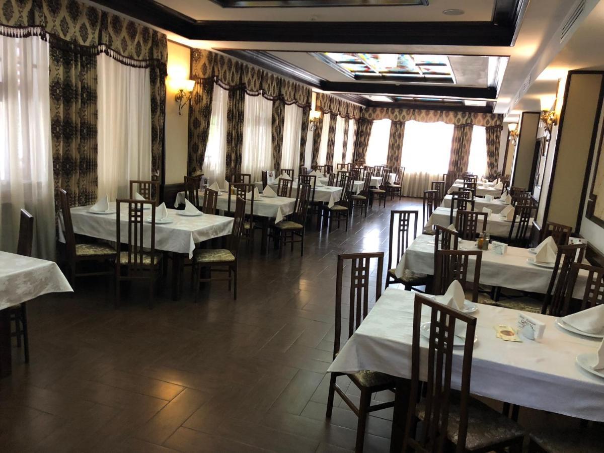 Hotel Onix Roman Bagian luar foto