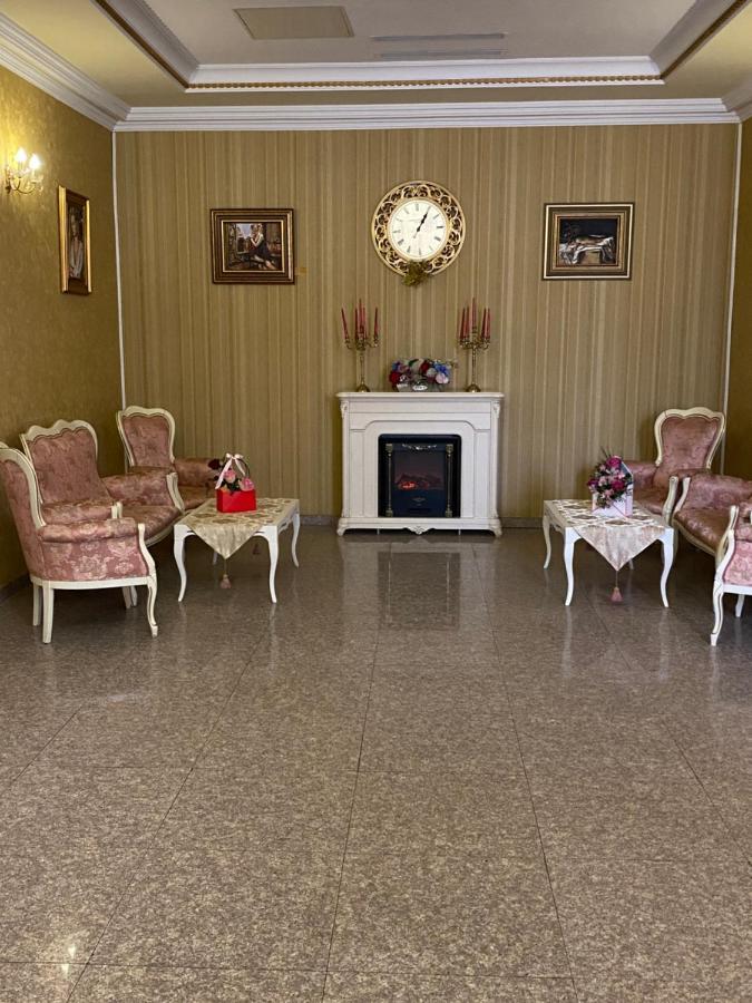 Hotel Onix Roman Bagian luar foto