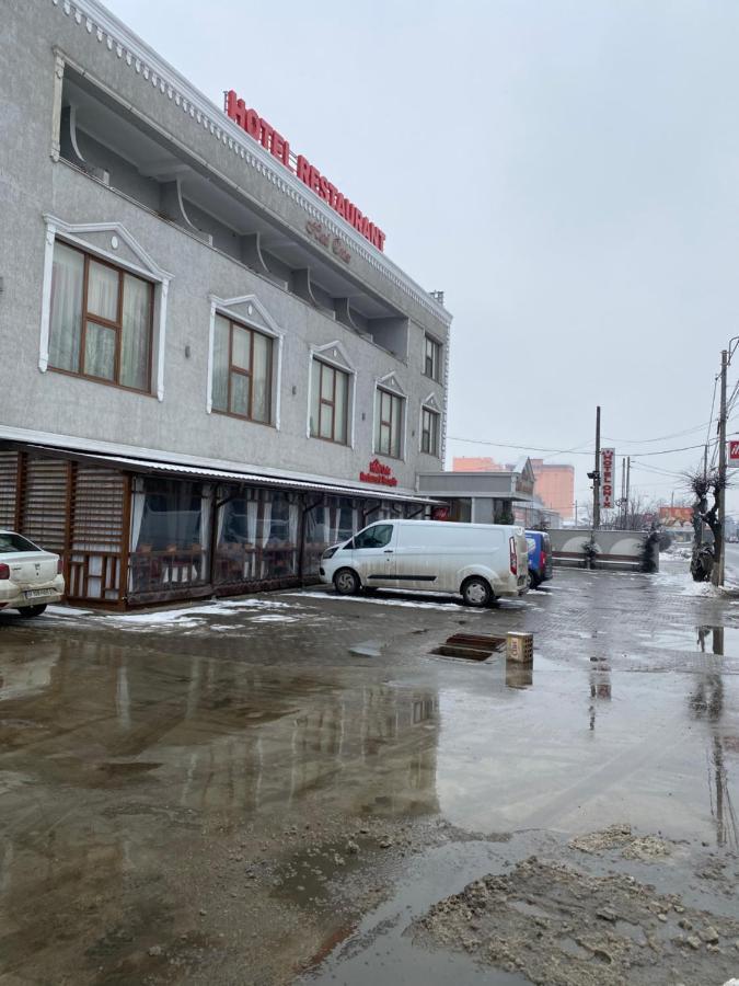 Hotel Onix Roman Bagian luar foto