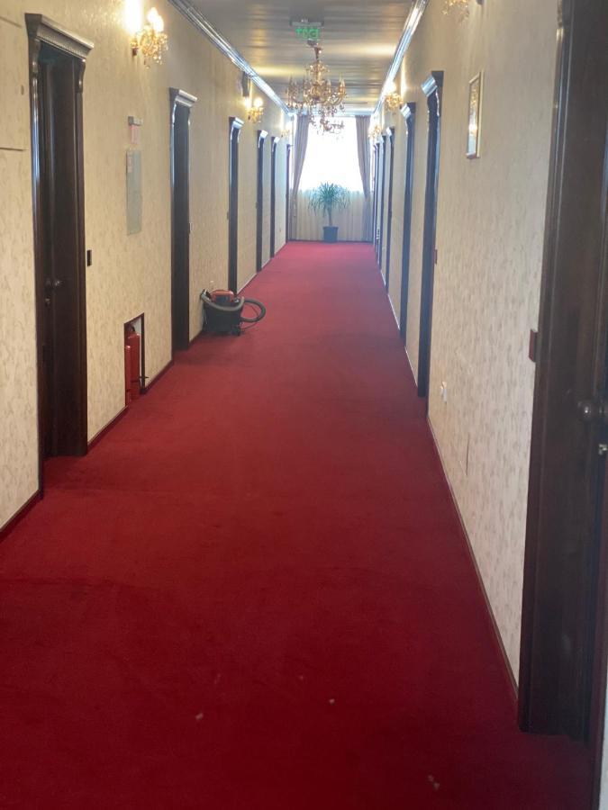 Hotel Onix Roman Bagian luar foto