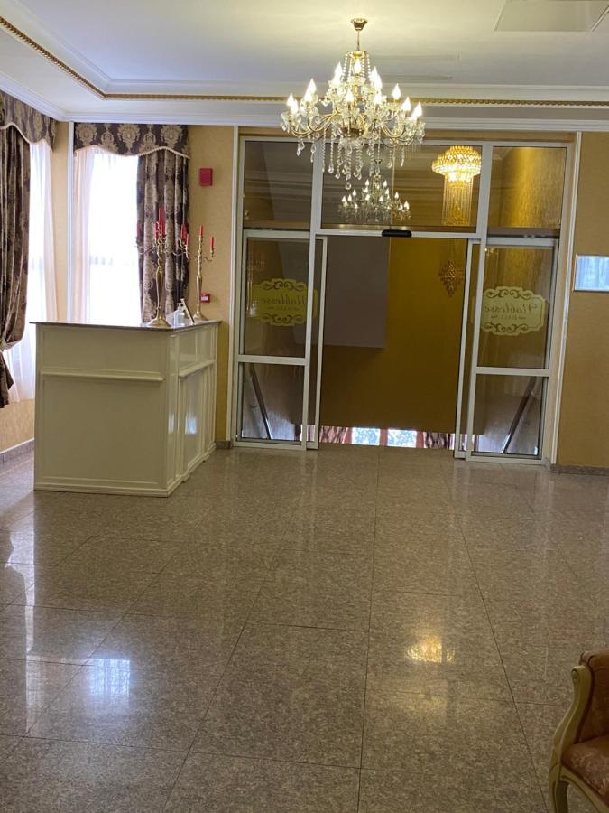 Hotel Onix Roman Bagian luar foto