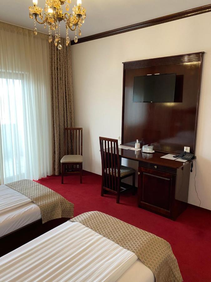Hotel Onix Roman Bagian luar foto