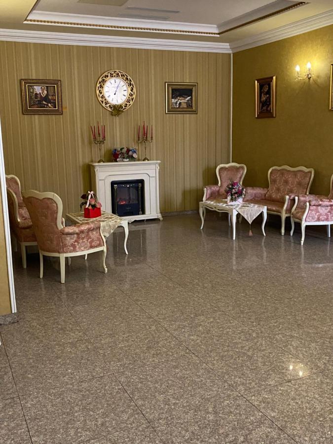 Hotel Onix Roman Bagian luar foto