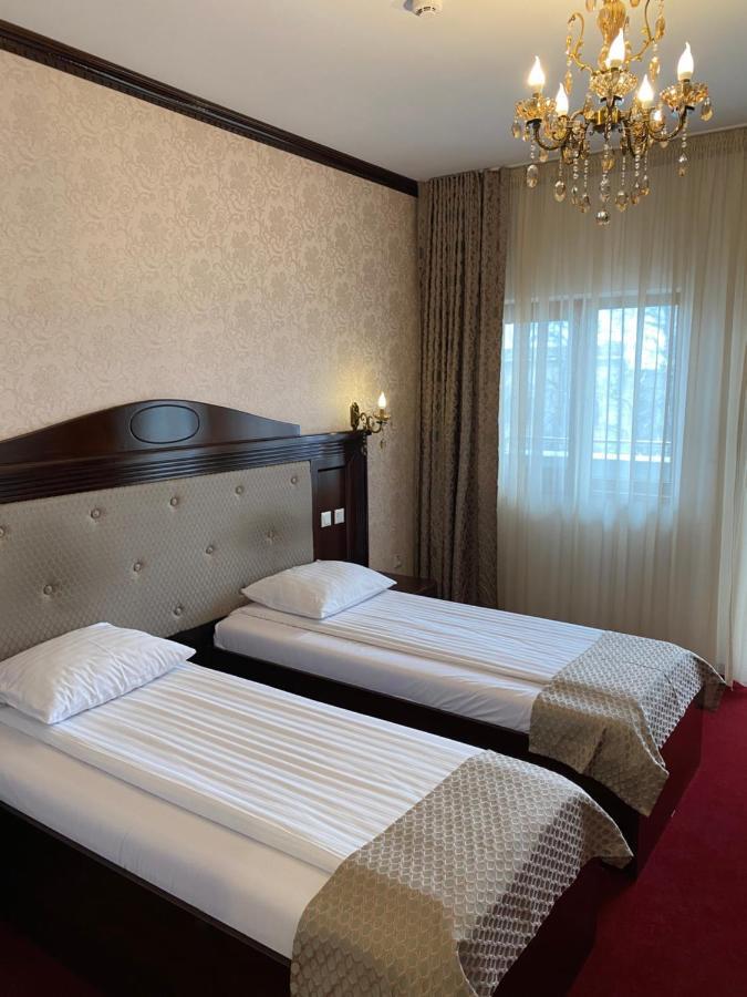 Hotel Onix Roman Bagian luar foto