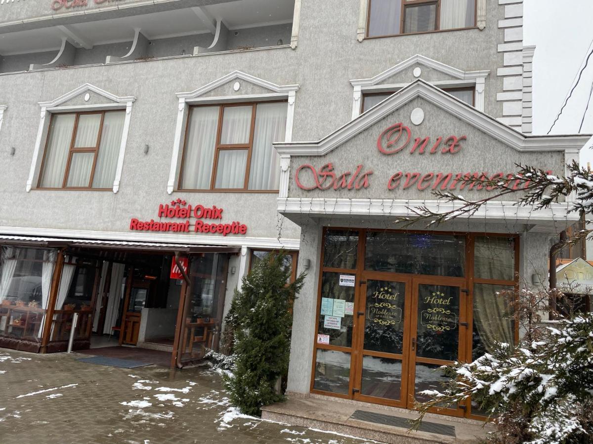 Hotel Onix Roman Bagian luar foto