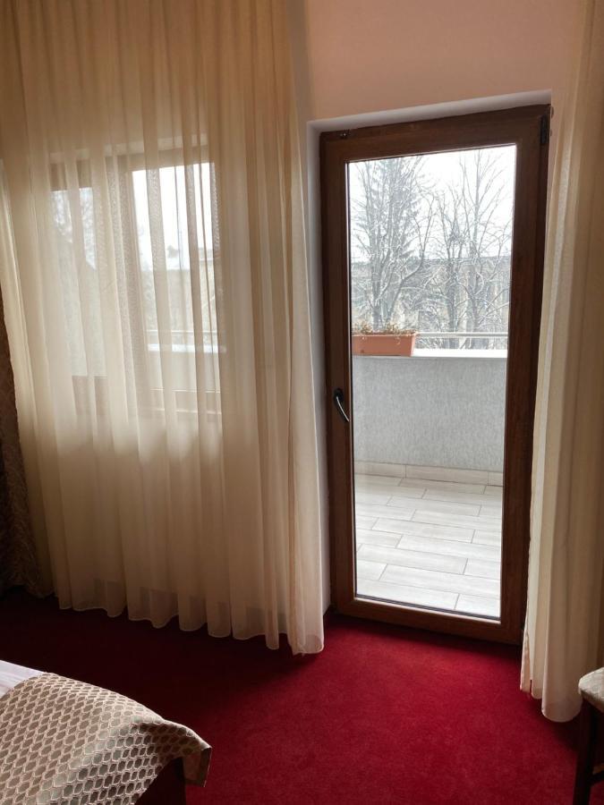 Hotel Onix Roman Bagian luar foto