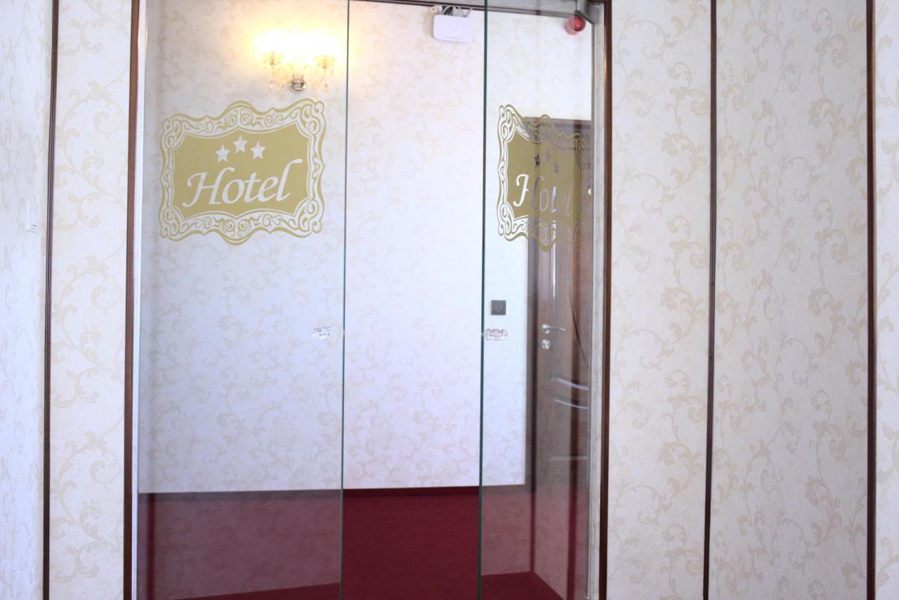 Hotel Onix Roman Bagian luar foto