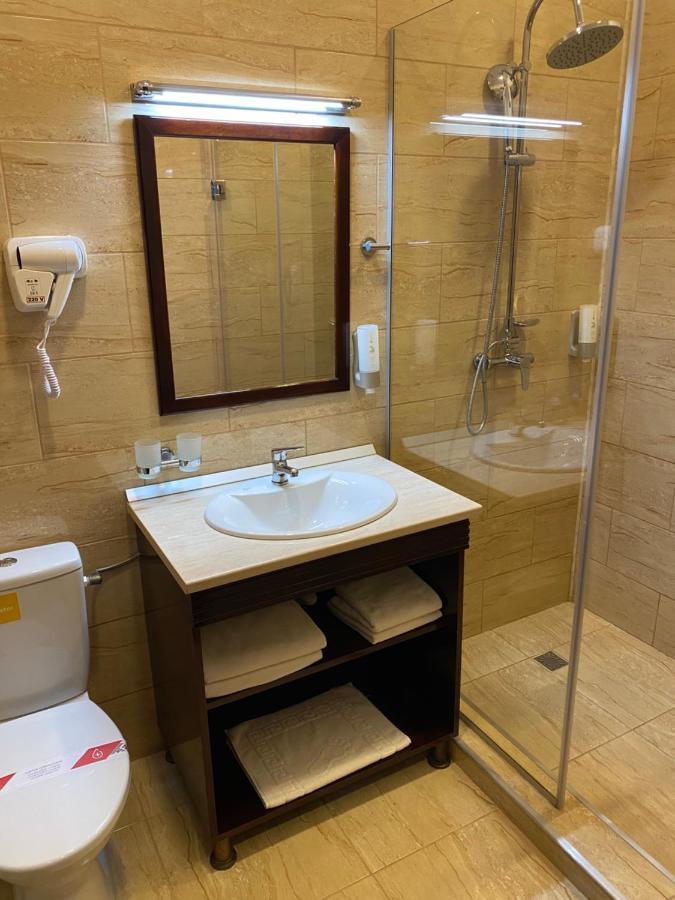 Hotel Onix Roman Bagian luar foto