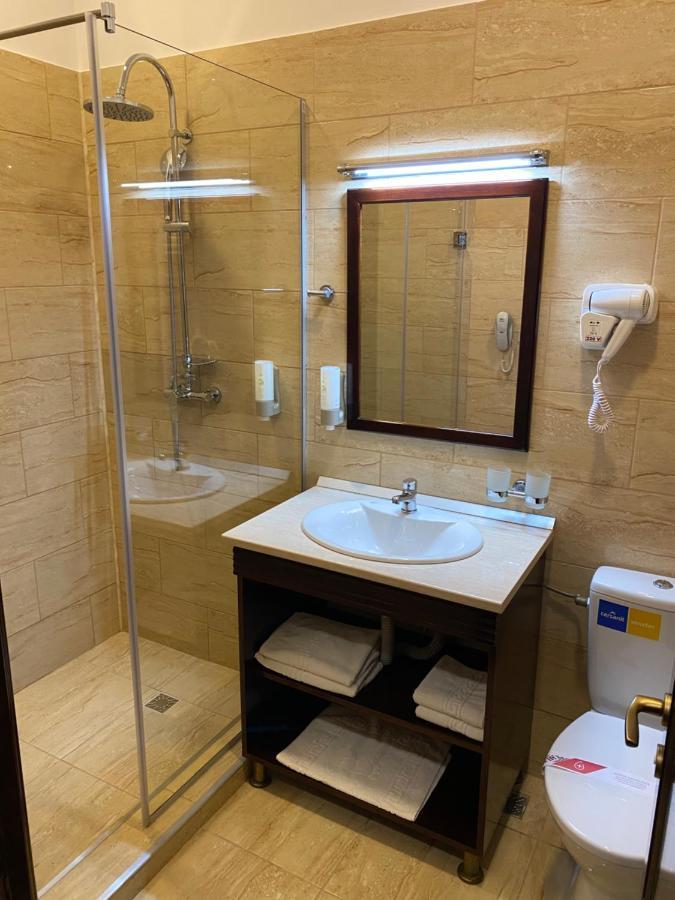 Hotel Onix Roman Bagian luar foto