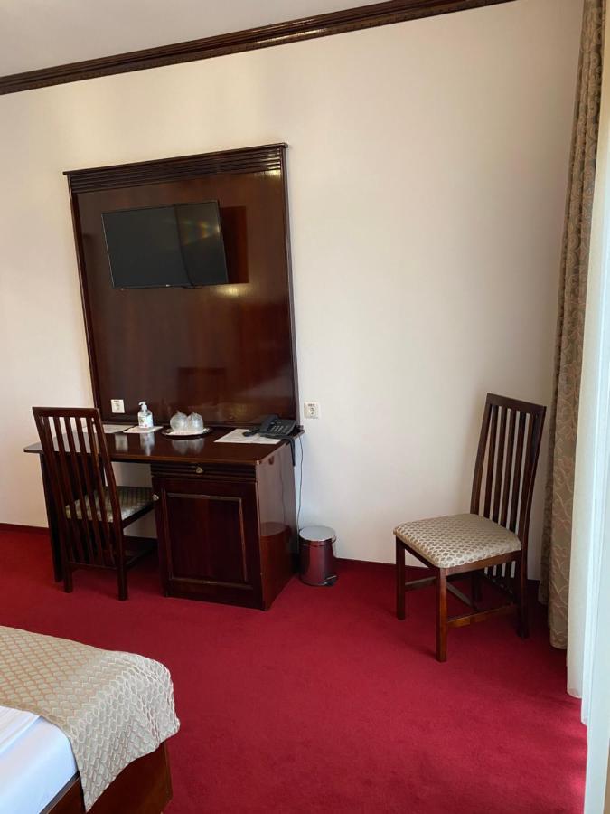 Hotel Onix Roman Bagian luar foto