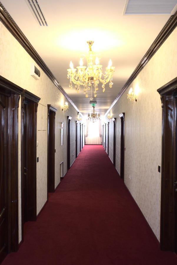 Hotel Onix Roman Bagian luar foto