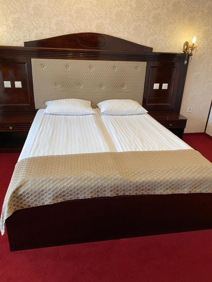 Hotel Onix Roman Bagian luar foto