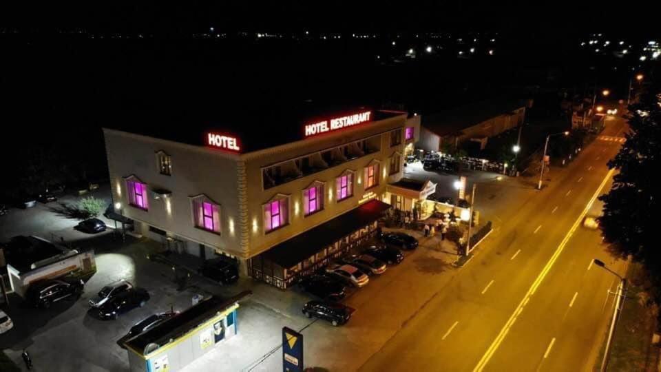Hotel Onix Roman Bagian luar foto