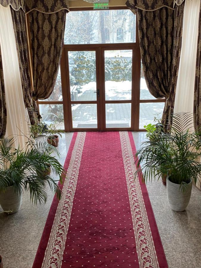 Hotel Onix Roman Bagian luar foto