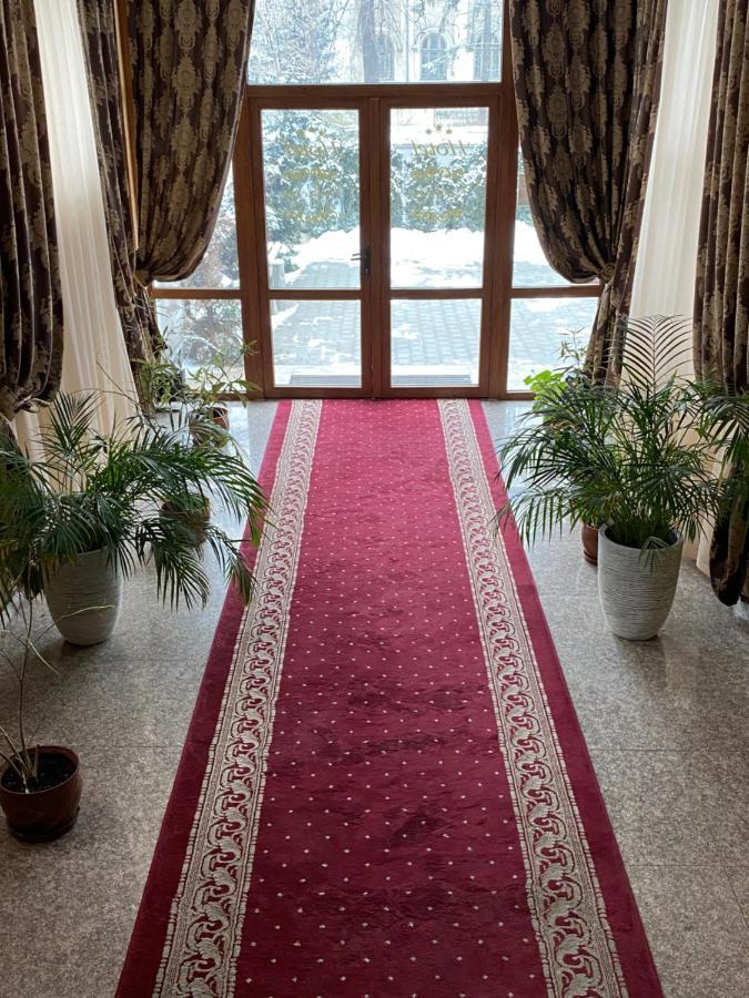 Hotel Onix Roman Bagian luar foto