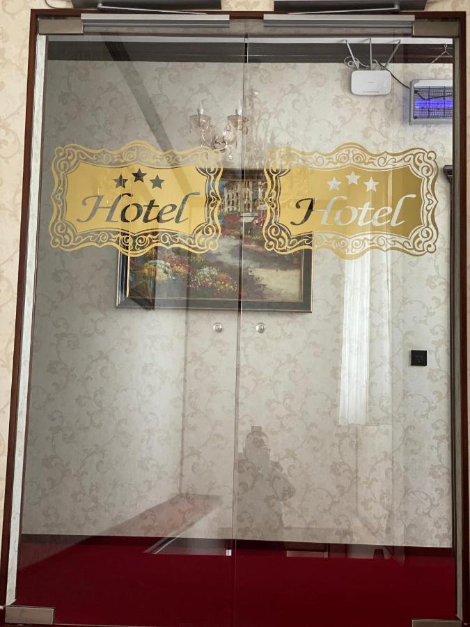 Hotel Onix Roman Bagian luar foto