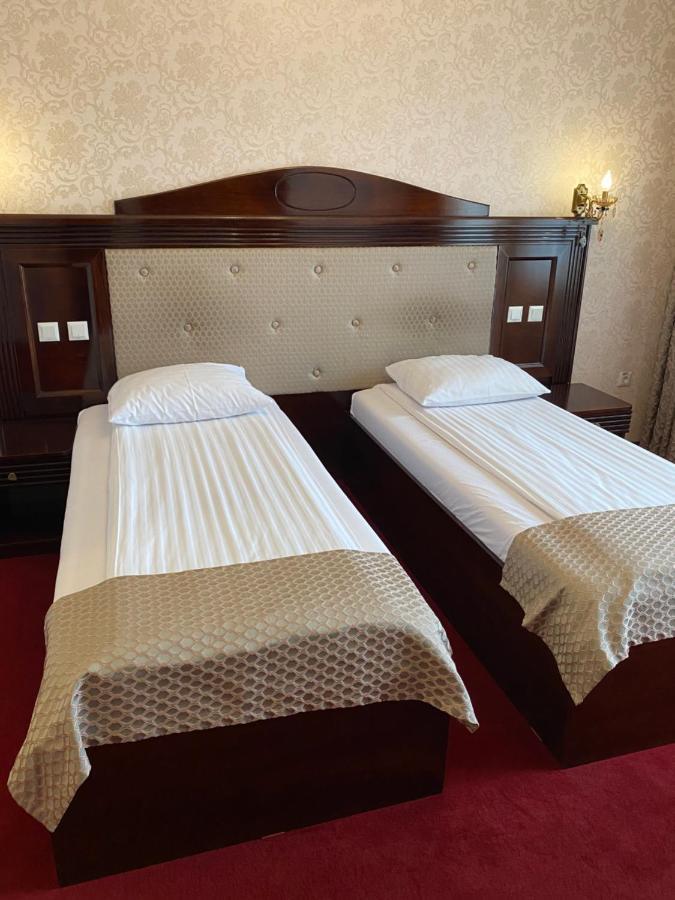 Hotel Onix Roman Bagian luar foto