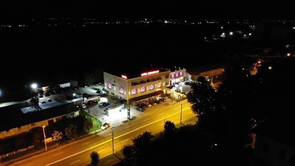Hotel Onix Roman Bagian luar foto