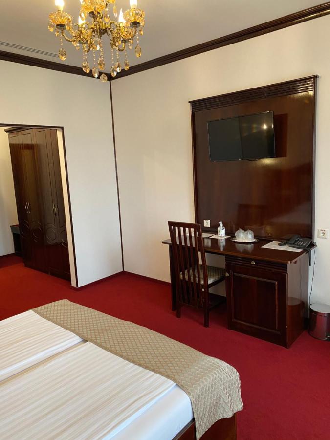 Hotel Onix Roman Bagian luar foto