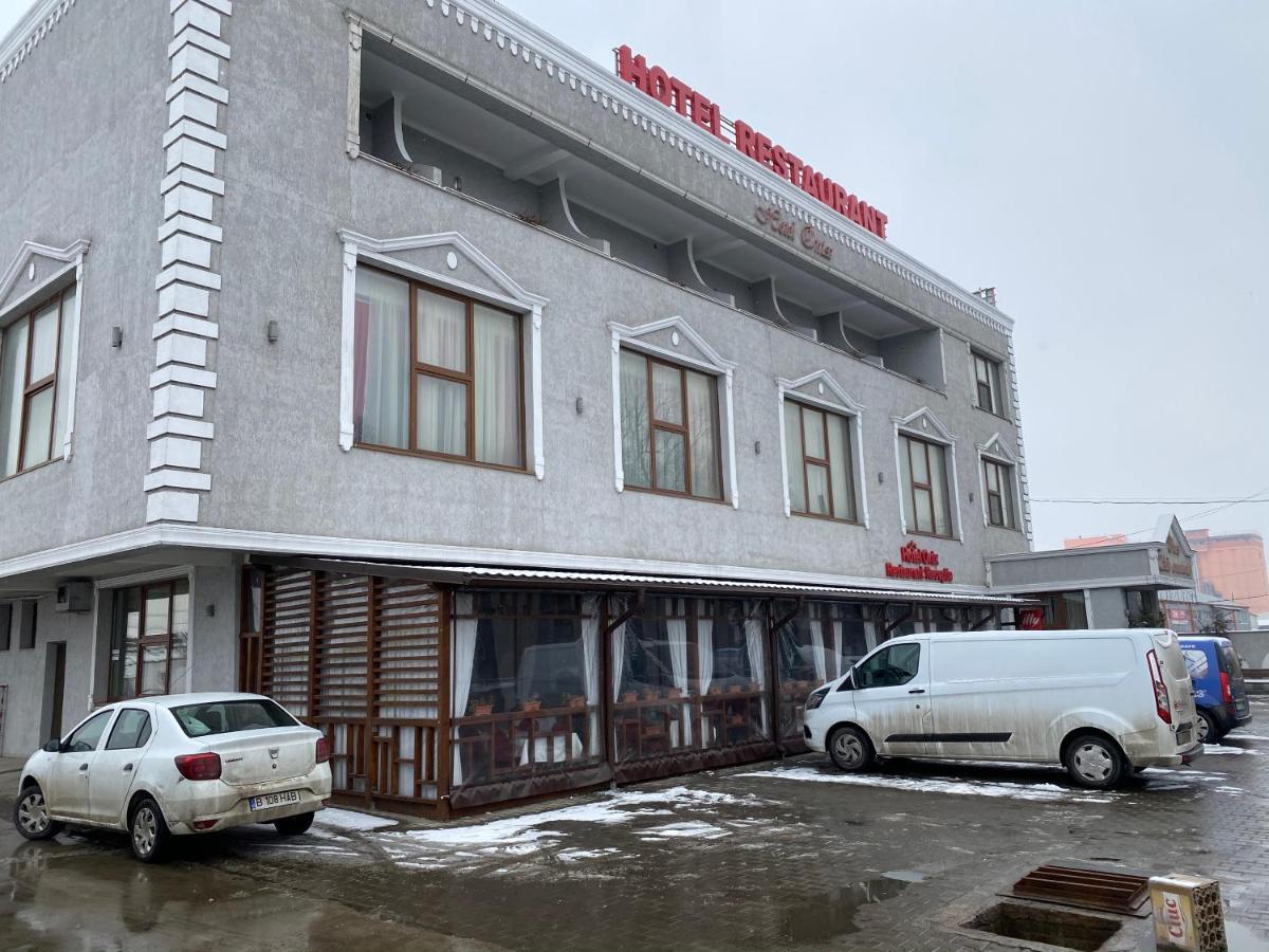 Hotel Onix Roman Bagian luar foto