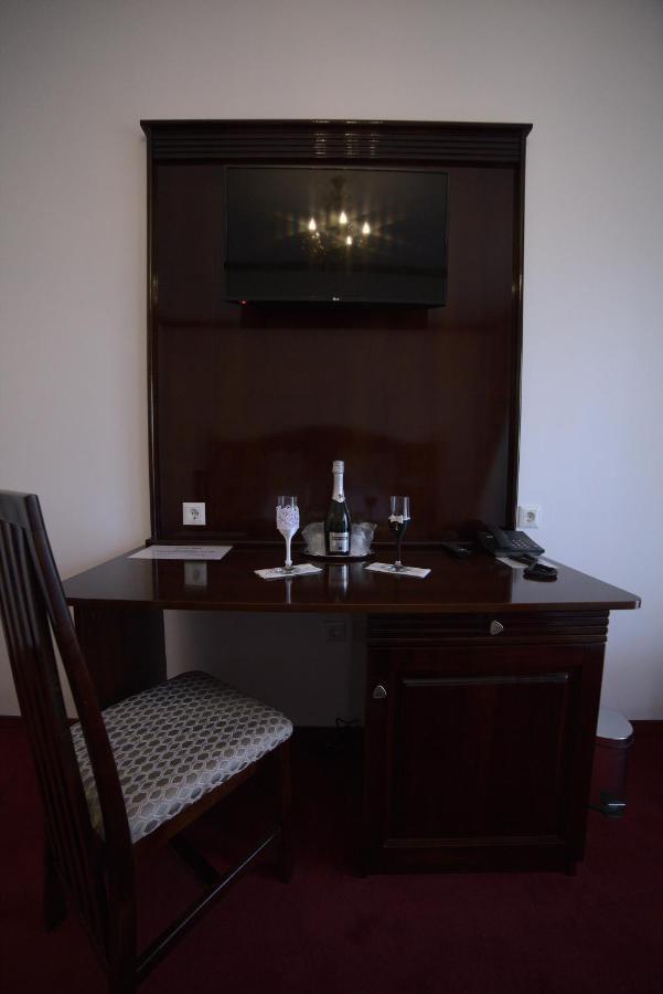 Hotel Onix Roman Bagian luar foto