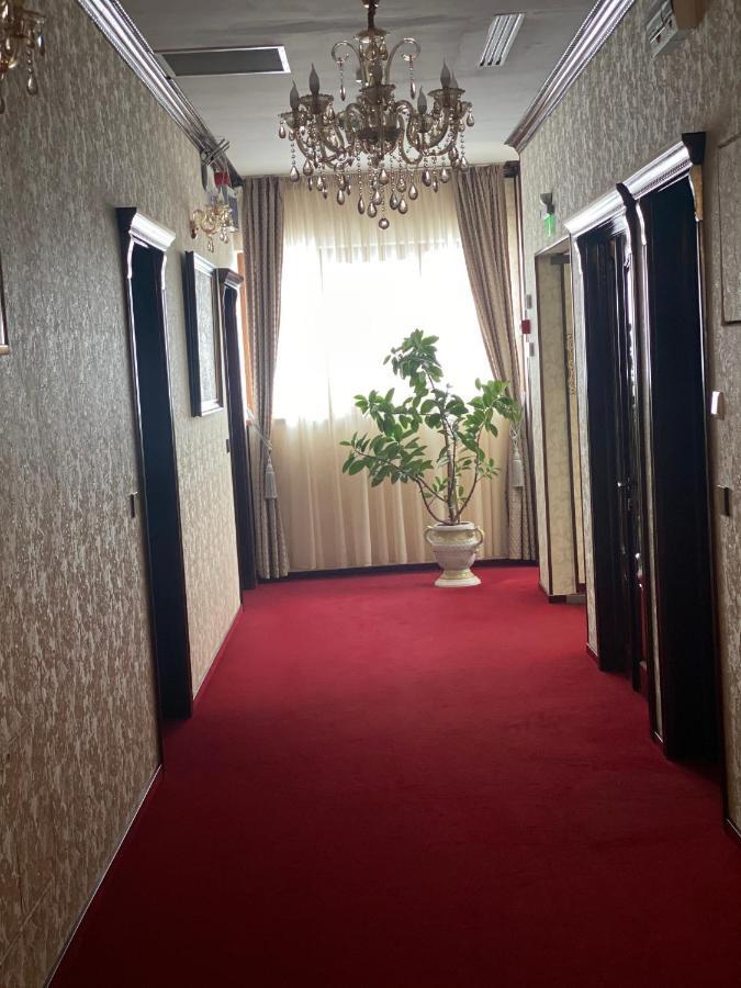Hotel Onix Roman Bagian luar foto