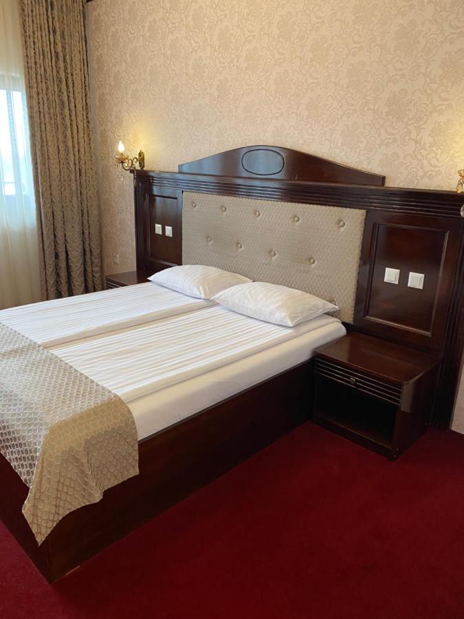 Hotel Onix Roman Bagian luar foto