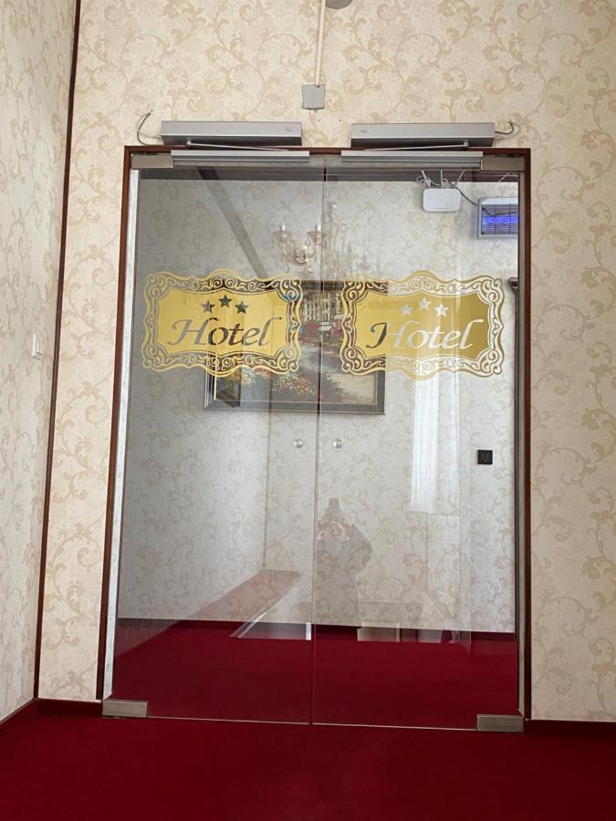 Hotel Onix Roman Bagian luar foto