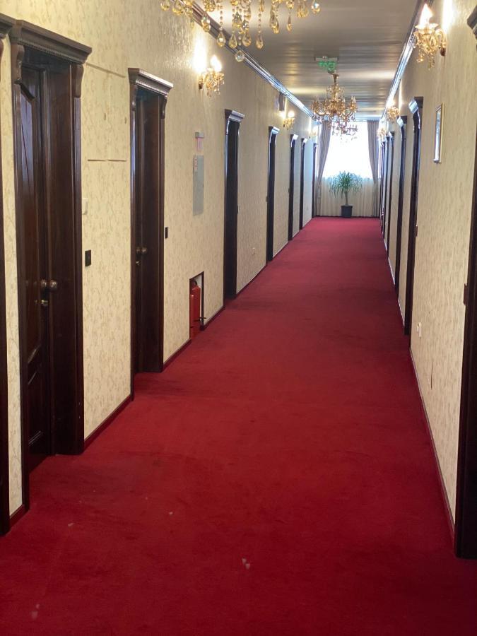 Hotel Onix Roman Bagian luar foto